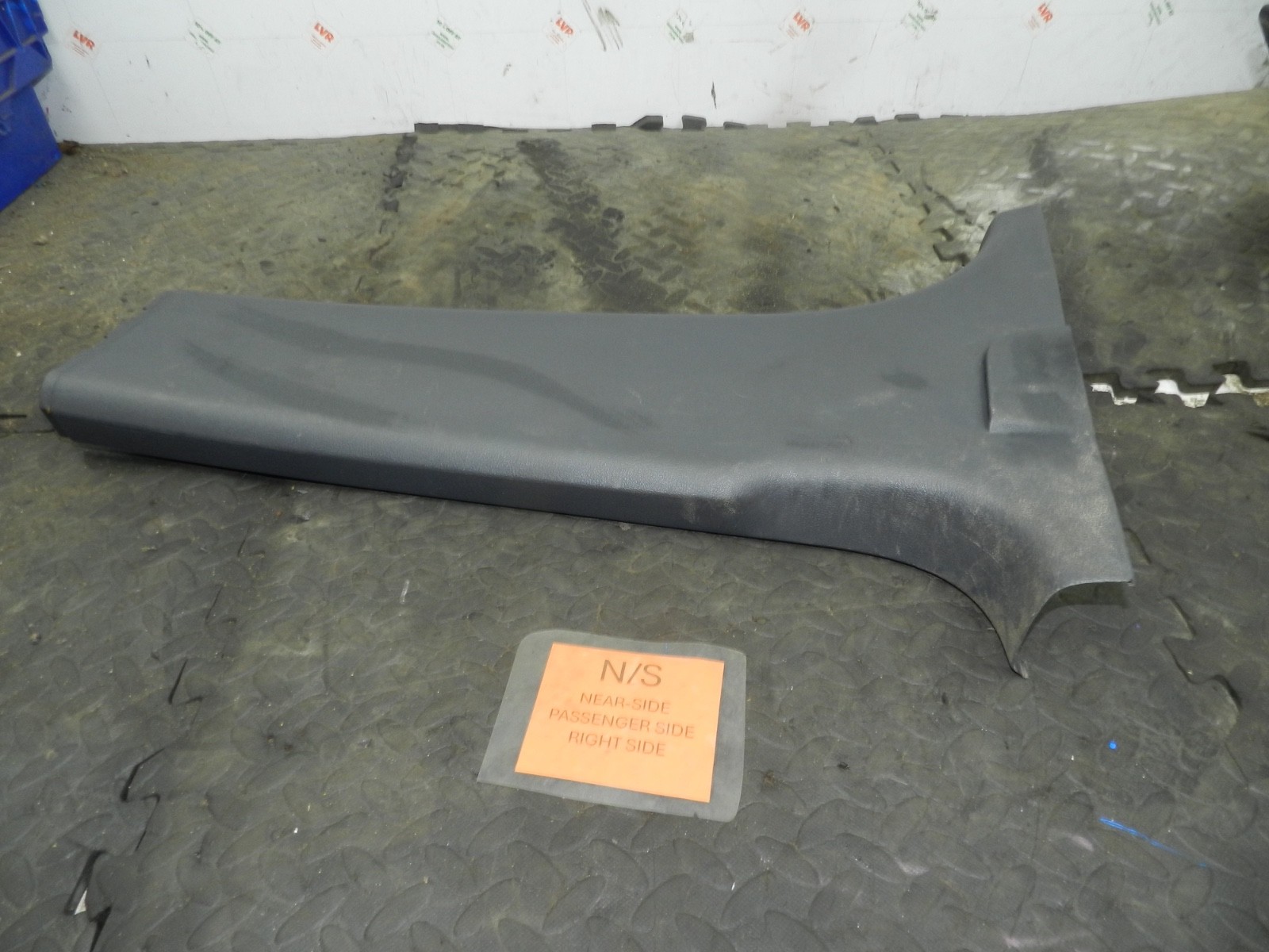 179. 2006 VOLKSWAGEN TOURAN. PASSENGER SIDE LOWER B PILAR TRIM