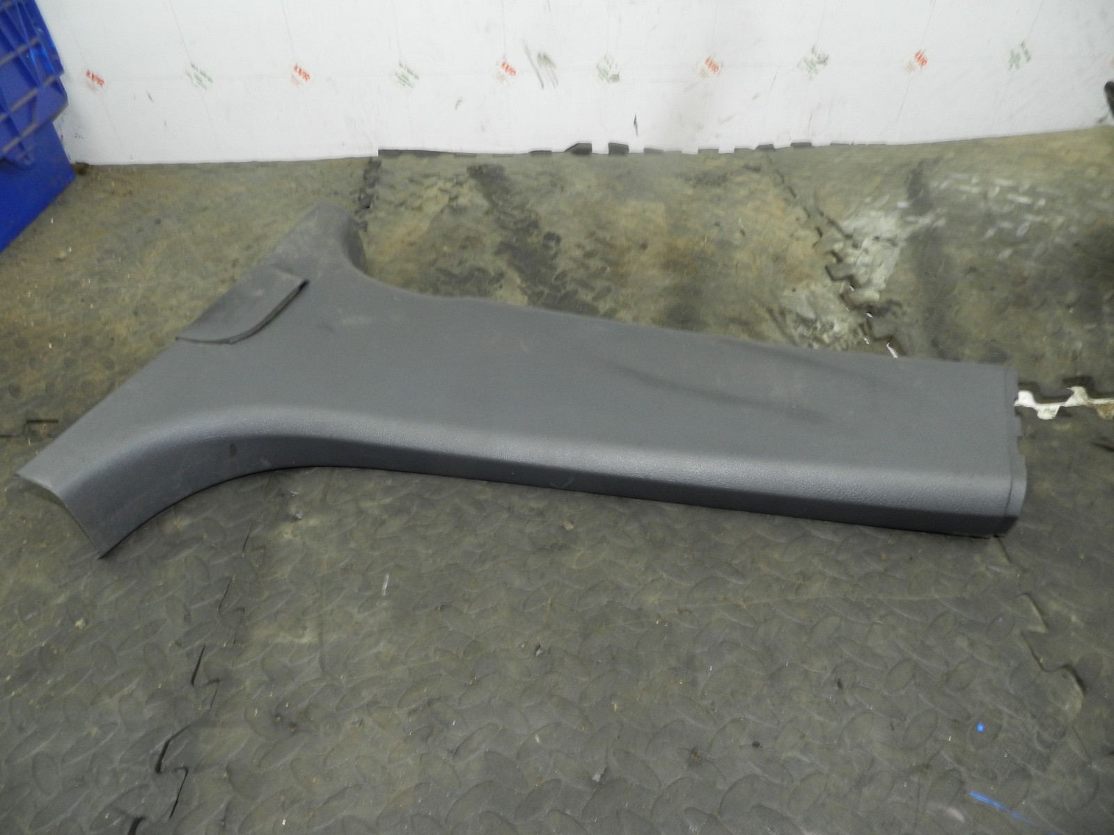 179. 2006 VOLKSWAGEN TOURAN. PASSENGER SIDE LOWER B PILAR TRIM - Image 2