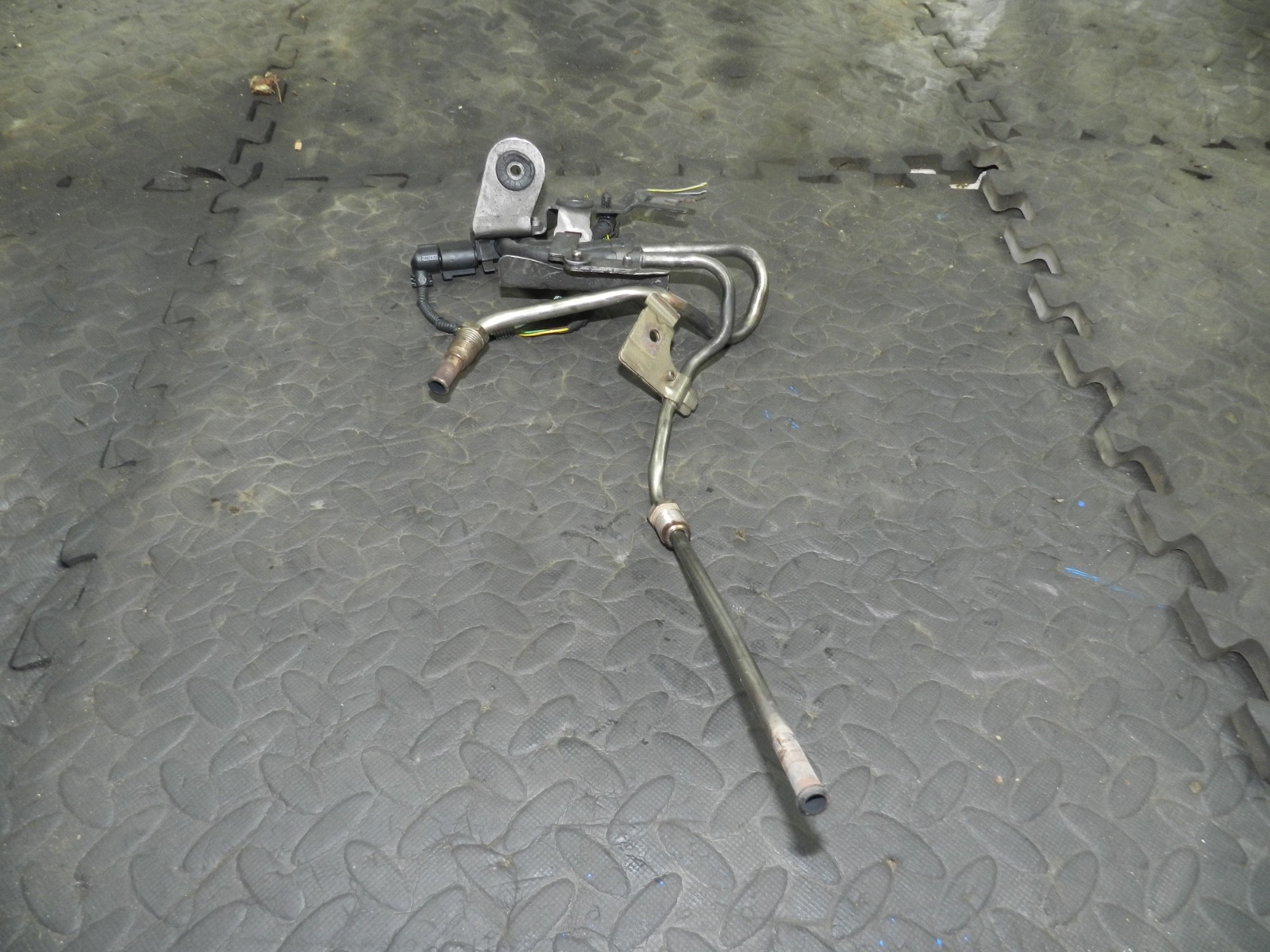 179. 2006 VOLKSWAGEN TOURAN. DPF PRESSURE SENSOR + PIPES - Image 2