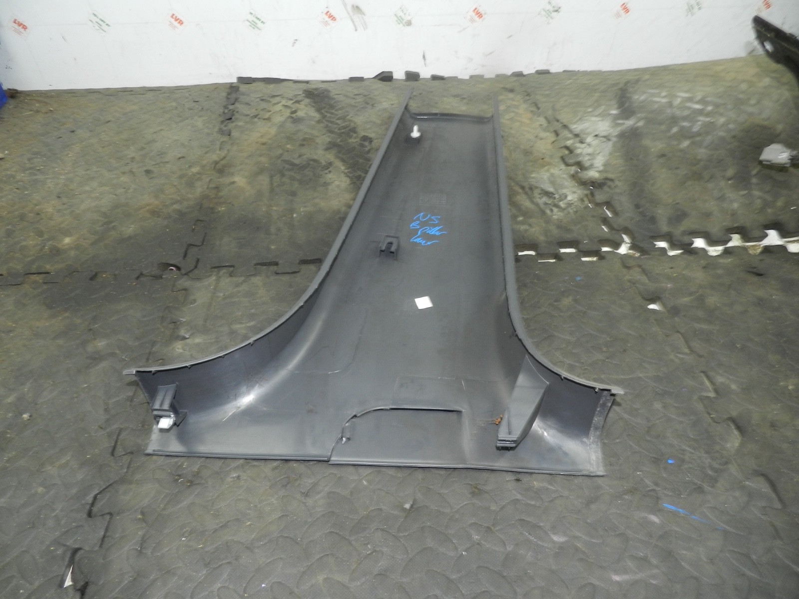 179. 2006 VOLKSWAGEN TOURAN. PASSENGER SIDE LOWER B PILAR TRIM - Image 3
