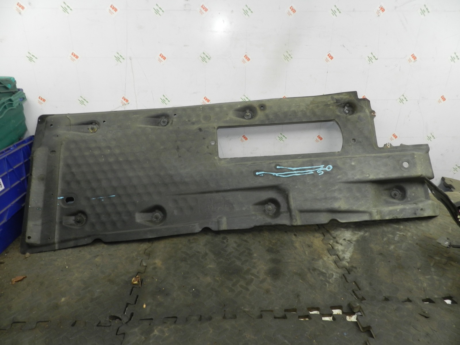 179. 2006 VOLKSWAGEN TOURAN. DRIVER SIDE UNDER TRAY PANEL