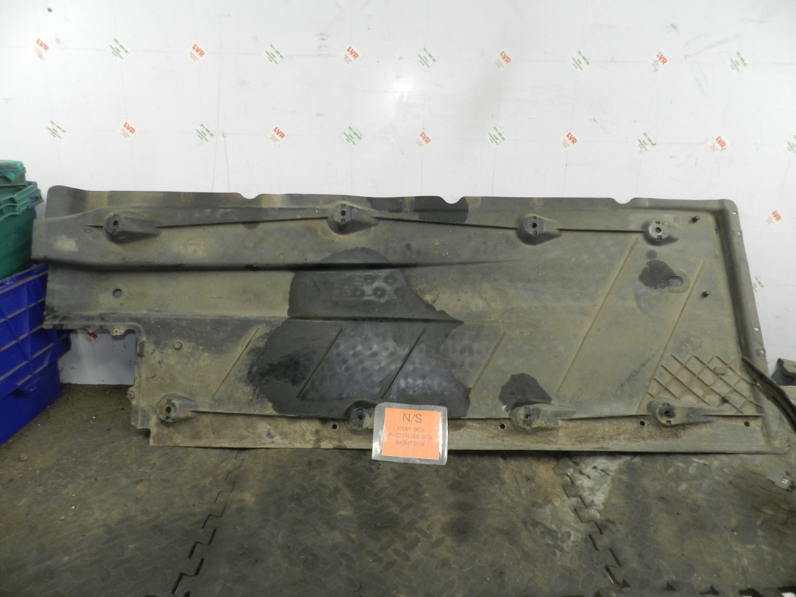 179. 2006 VOLKSWAGEN TOURAN. PASSENGER SIDE UNDER TRAY PANEL