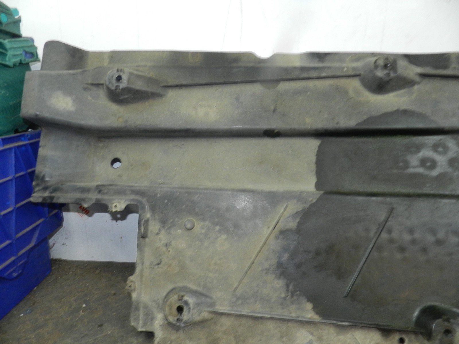179. 2006 VOLKSWAGEN TOURAN. PASSENGER SIDE UNDER TRAY PANEL - Image 2