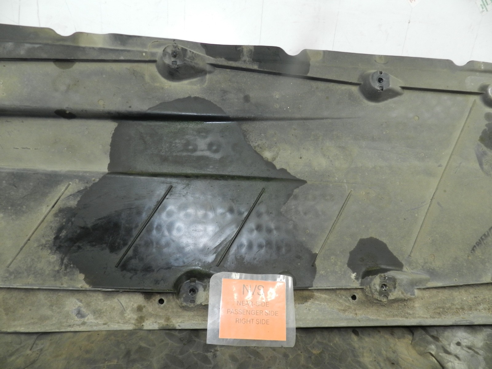 179. 2006 VOLKSWAGEN TOURAN. PASSENGER SIDE UNDER TRAY PANEL - Image 3