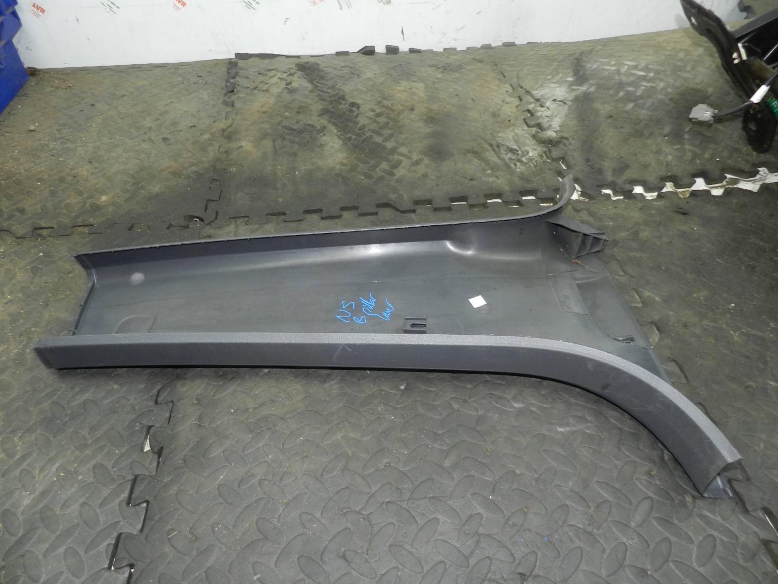 179. 2006 VOLKSWAGEN TOURAN. PASSENGER SIDE LOWER B PILAR TRIM - Image 4