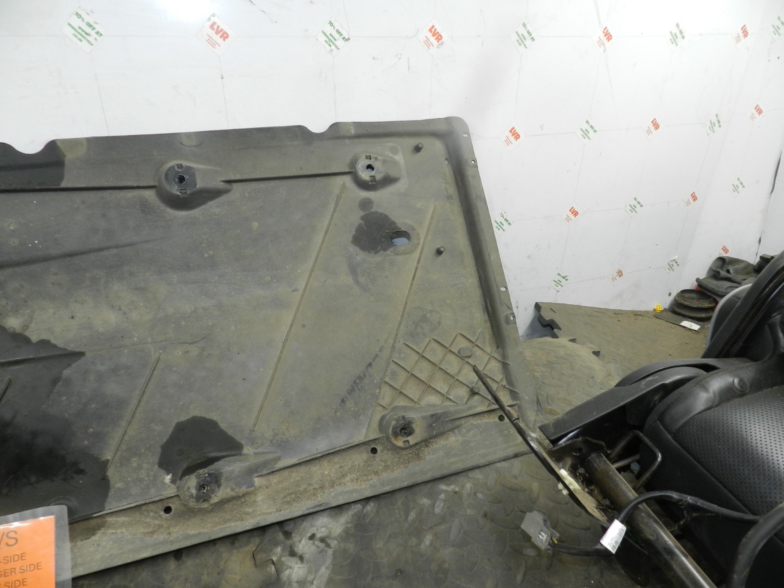 179. 2006 VOLKSWAGEN TOURAN. PASSENGER SIDE UNDER TRAY PANEL - Image 4