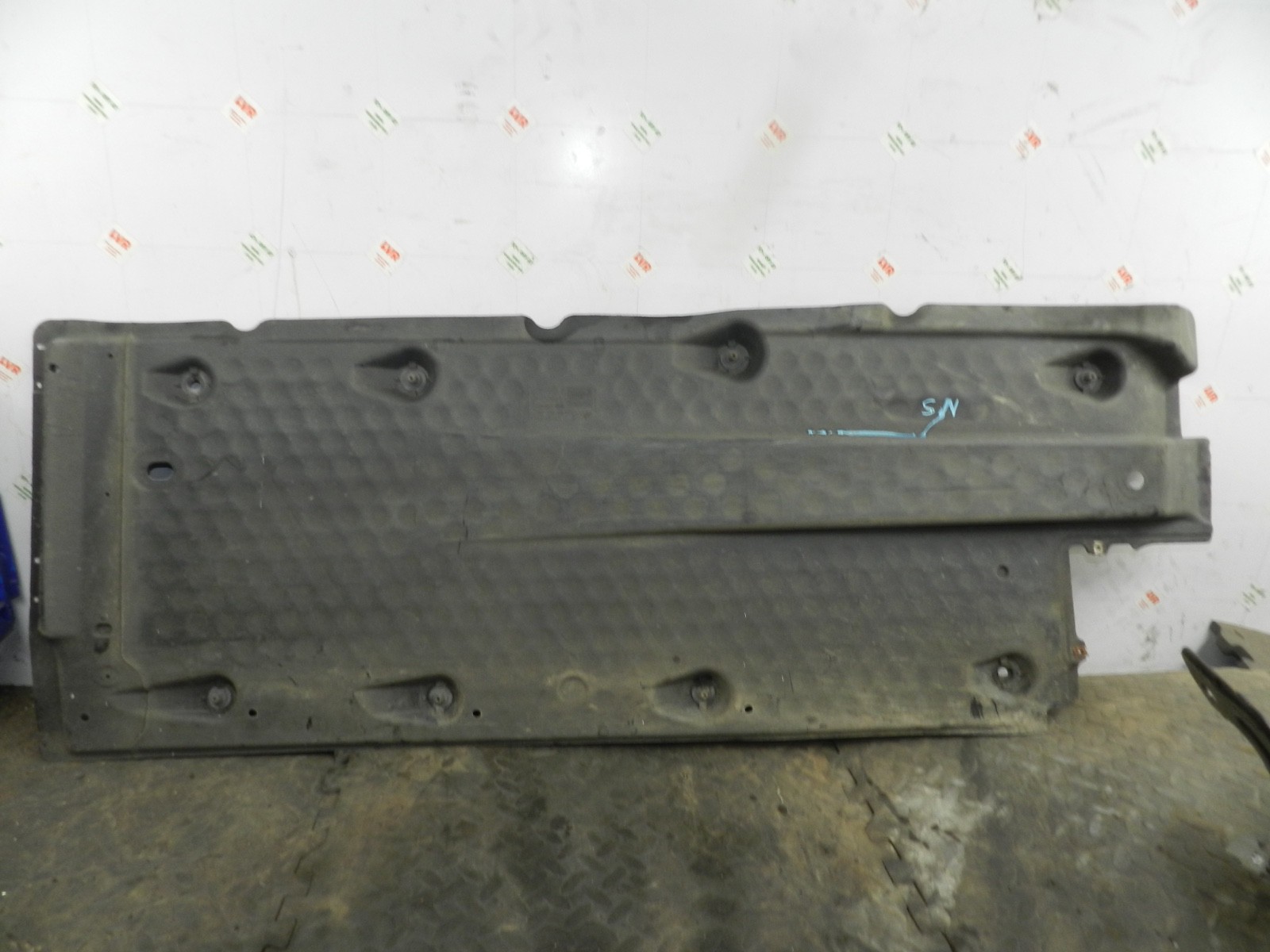 179. 2006 VOLKSWAGEN TOURAN. PASSENGER SIDE UNDER TRAY PANEL - Image 5