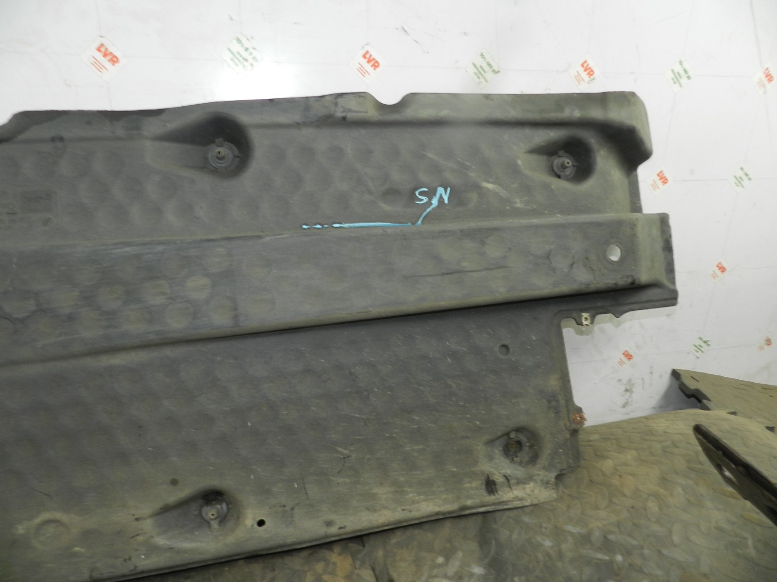 179. 2006 VOLKSWAGEN TOURAN. PASSENGER SIDE UNDER TRAY PANEL - Image 8