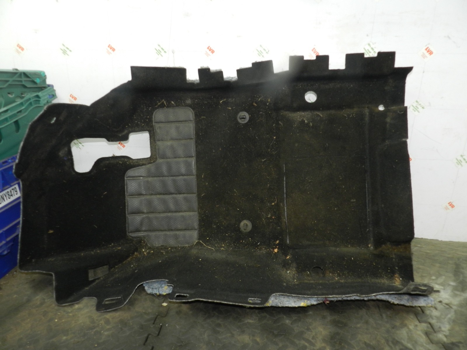 179. 2006 VOLKSWAGEN TOURAN. DRIVER SIDE CARPET