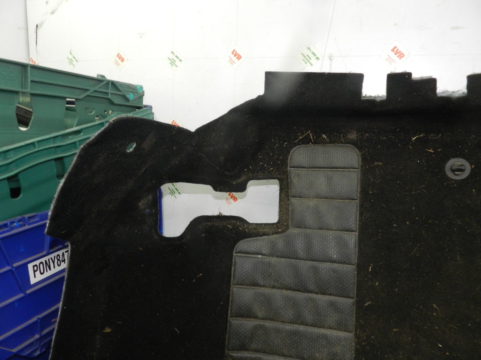 179. 2006 VOLKSWAGEN TOURAN. DRIVER SIDE CARPET - Image 3