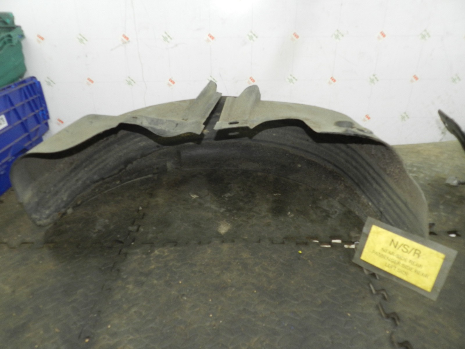 179. 2006 VOLKSWAGEN TOURAN. PASSENGER SIDE REAR WHEEL ARCH LINER