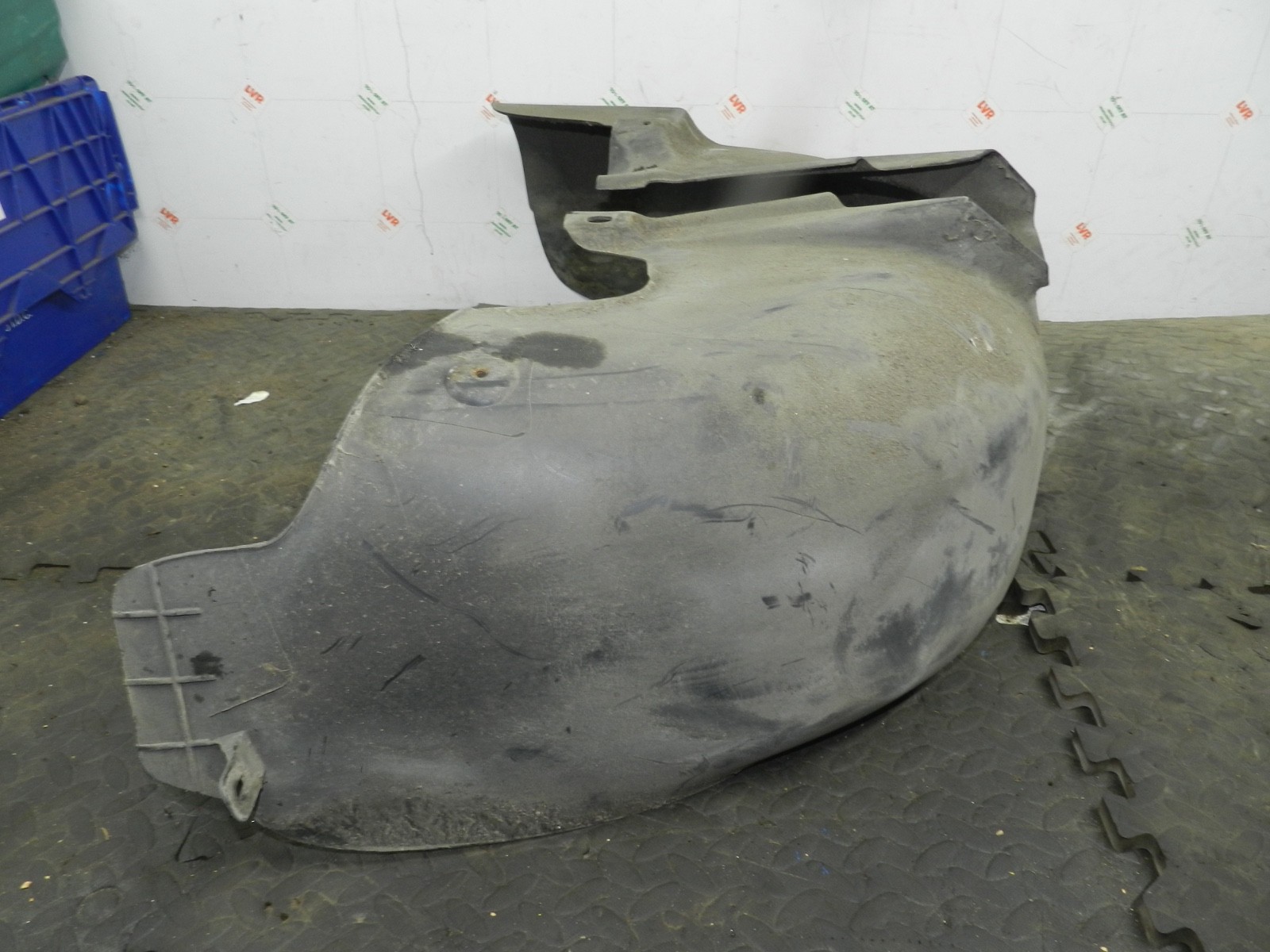 179. 2006 VOLKSWAGEN TOURAN. PASSENGER SIDE REAR WHEEL ARCH LINER - Image 2
