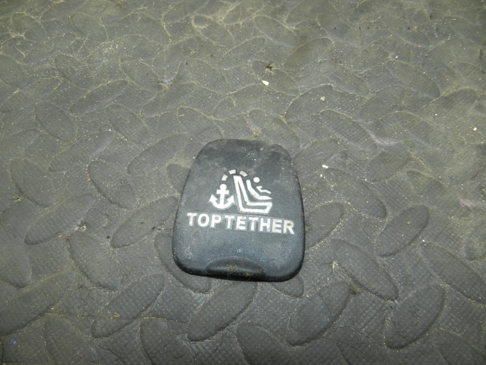 179. 2006 VOLKSWAGEN TOURAN. TOP TETHER COVER