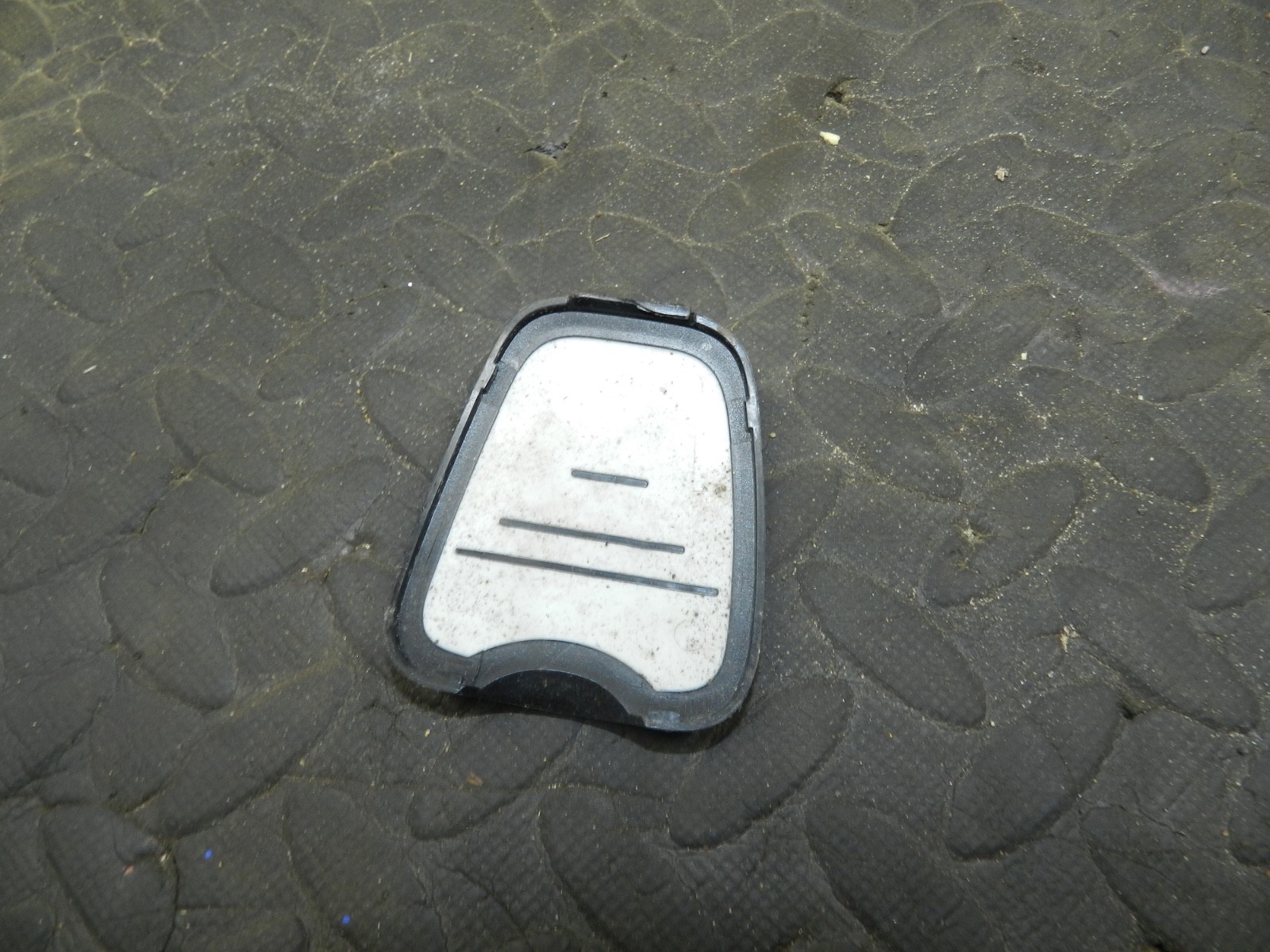 179. 2006 VOLKSWAGEN TOURAN. TOP TETHER COVER - Image 2