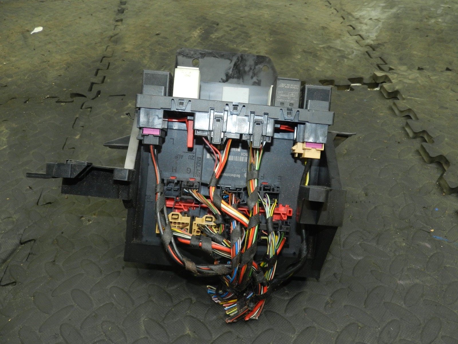 179. 2006 VOLKSWAGEN TOURAN. FUSE BOX BOARD FRAME RELAYS - Image 6