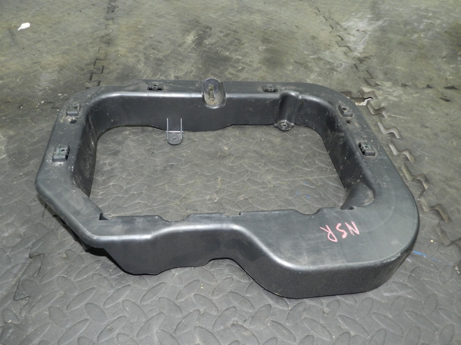 179. 2006 VOLKSWAGEN TOURAN. PASSENGER SIDE REAR FLOOR STORAGE FRAME - Image 2