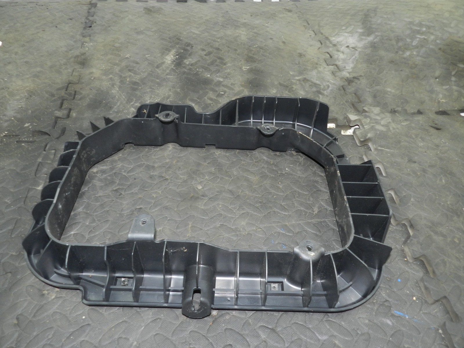 179. 2006 VOLKSWAGEN TOURAN. PASSENGER SIDE REAR FLOOR STORAGE FRAME - Image 3