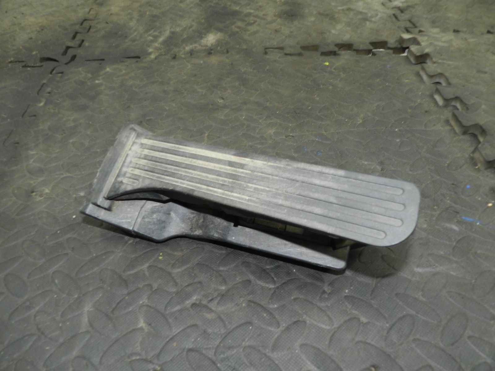 179. 2006 VOLKSWAGEN TOURAN. ACCELERATOR THROTTLE PEDAL - Image 2