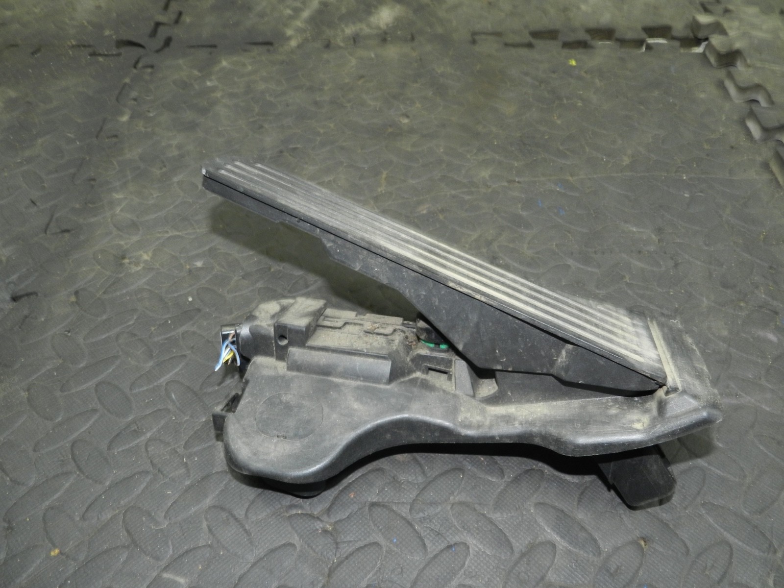 179. 2006 VOLKSWAGEN TOURAN. ACCELERATOR THROTTLE PEDAL - Image 3