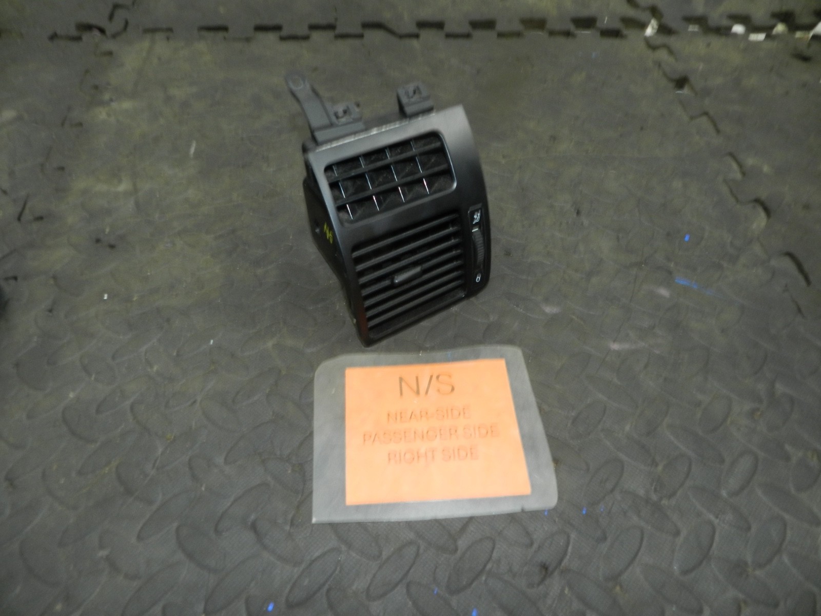 179. 2006 VOLKSWAGEN TOURAN. PASSENGER SIDE AIR VENT