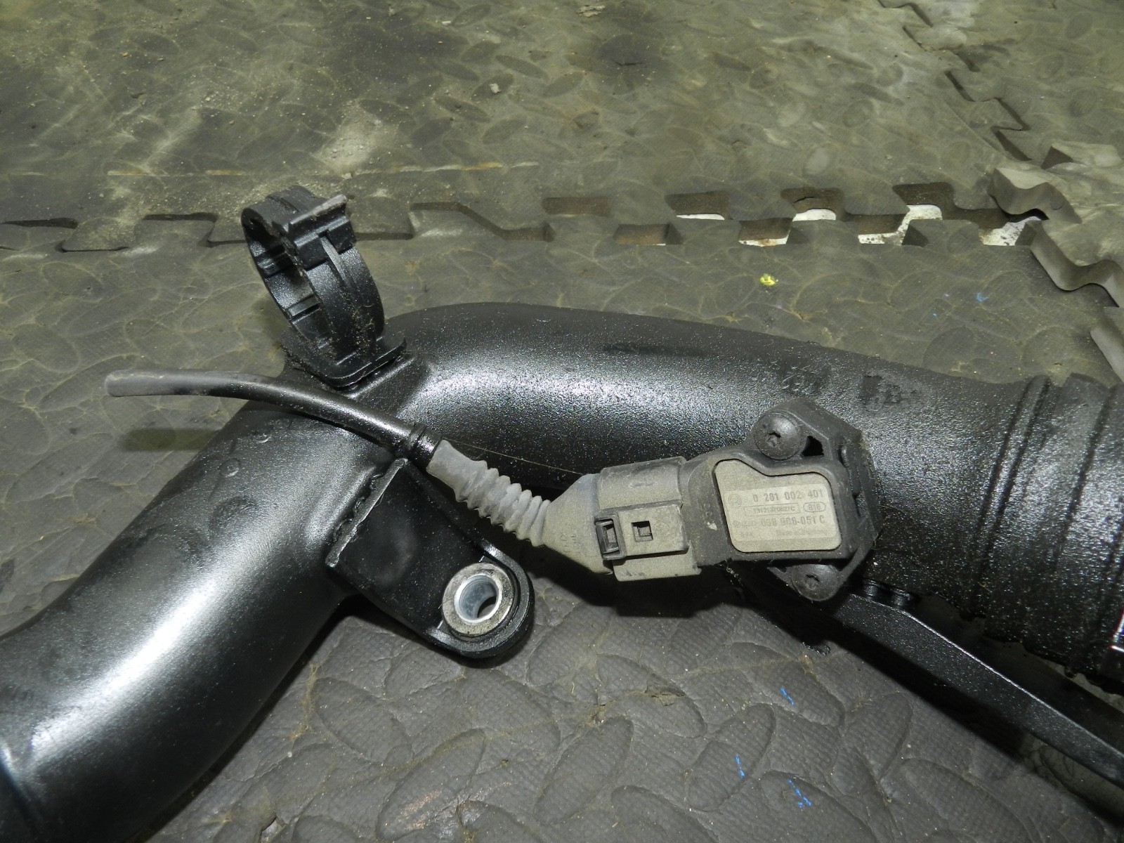 179. 2006 VOLKSWAGEN TOURAN. BOOST INTAKE PIPE MAP SENSOR - Image 3