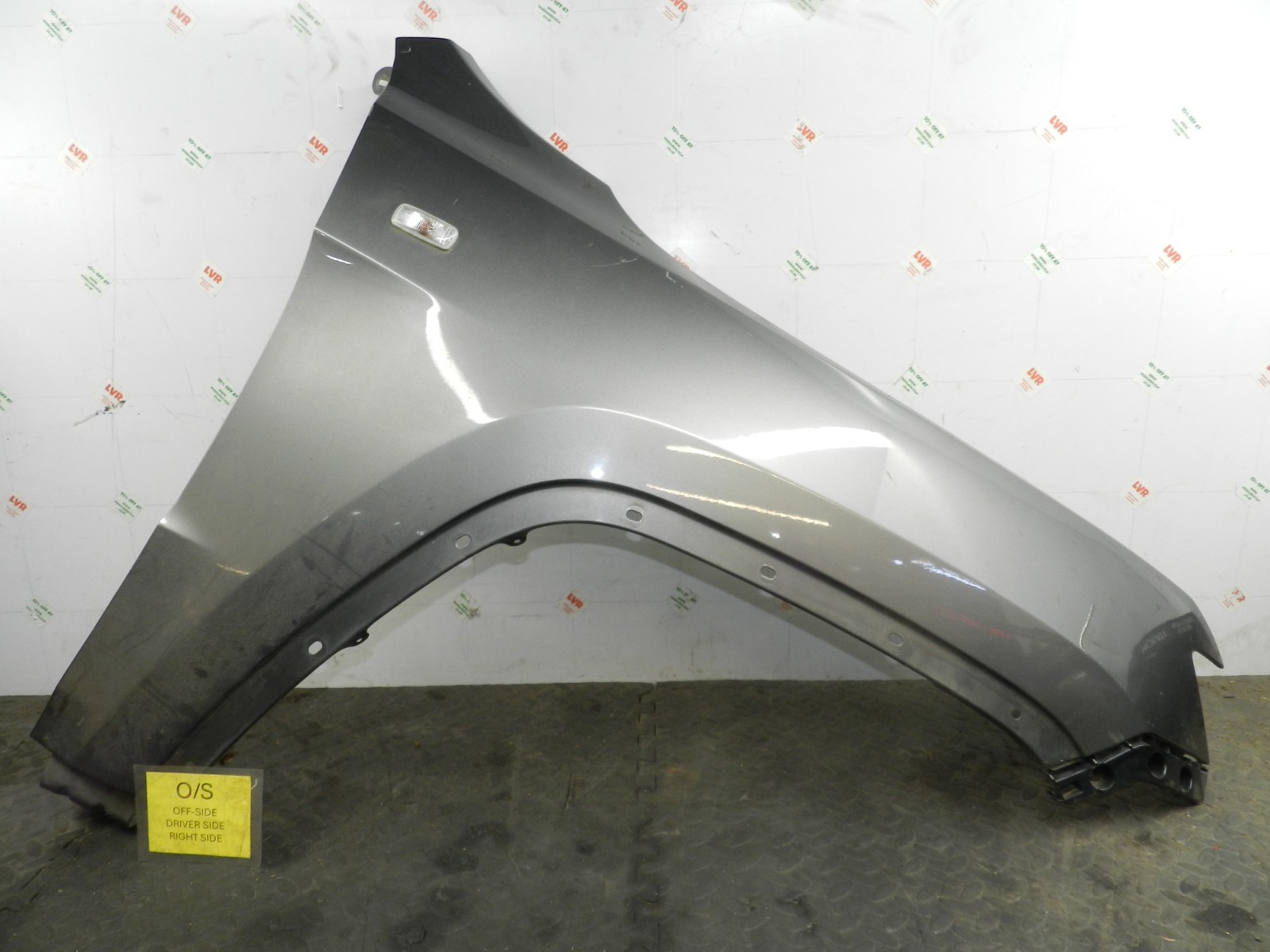 172. 2011 JEEP GRAND CHEROKEE MK4 WK2. DRIVER SIDE WING IN GREY SCRATCHED