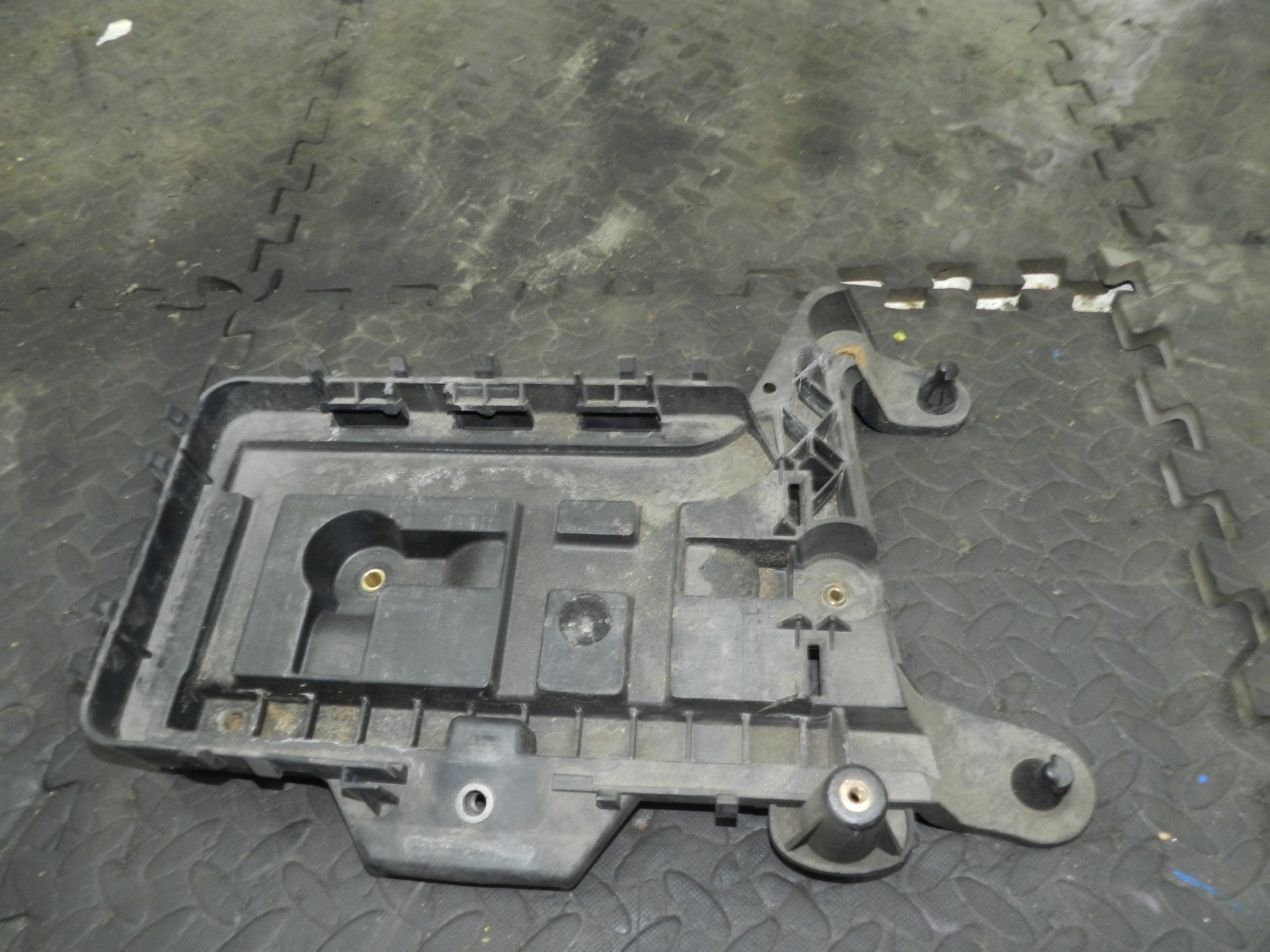 179. 2006 VOLKSWAGEN TOURAN. BATTERY TRAY