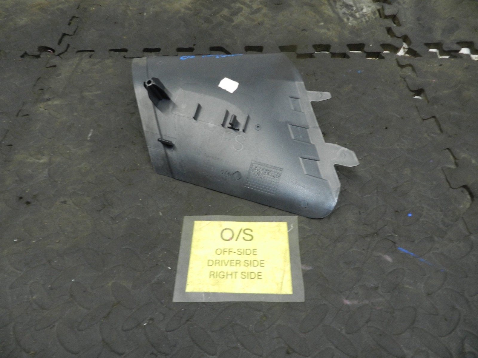 179. 2006 VOLKSWAGEN TOURAN. DRIVER SIDE CENTRE CONSOLE TRIM