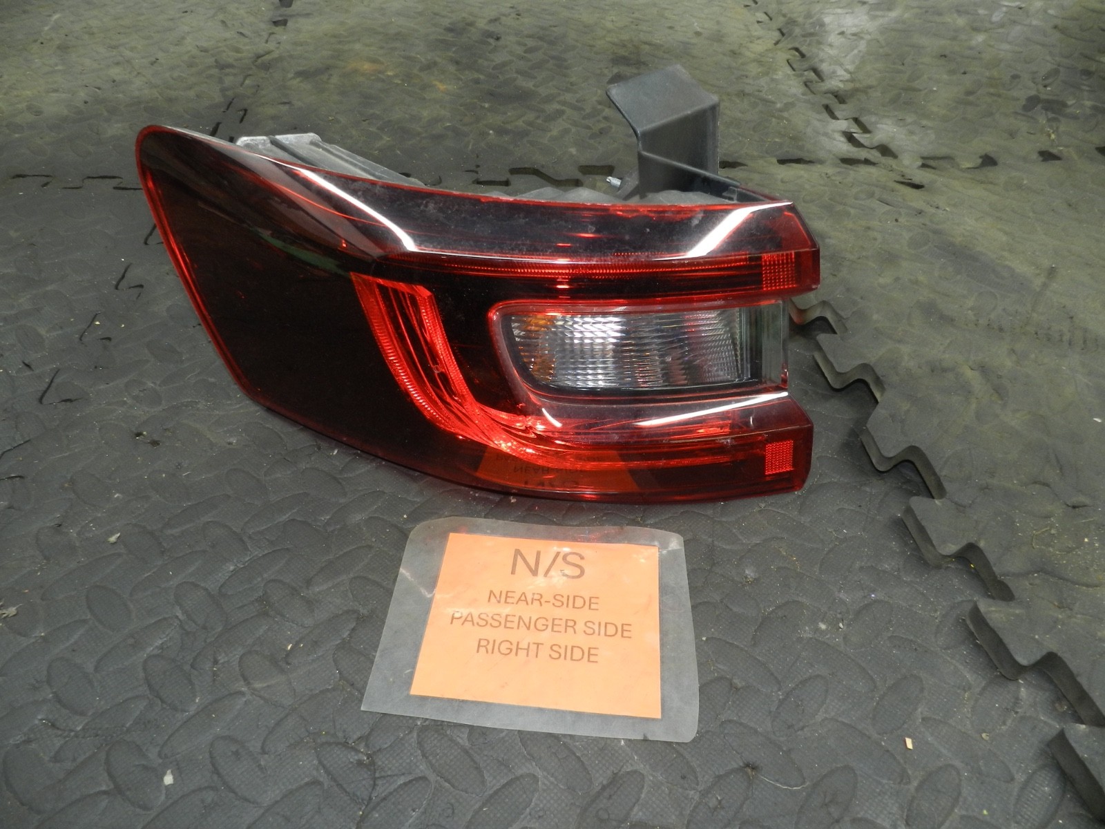 180. 2018 RENAULT KOLEOS MK2. PASSENGER SIDE REAR OUTER LIGHT