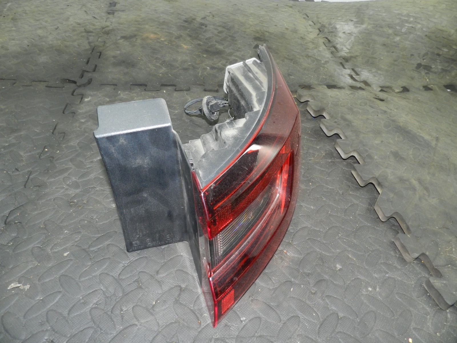 180. 2018 RENAULT KOLEOS MK2. DRIVER SIDE REAR OUTER LIGHT - Image 2