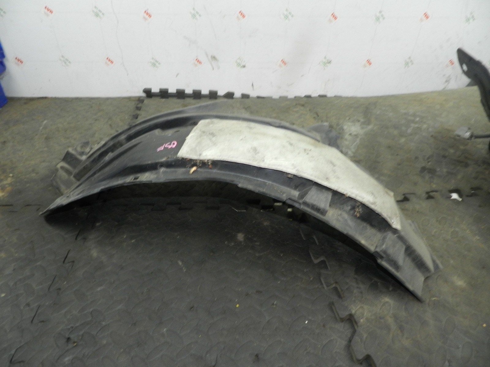 180. 2018 RENAULT KOLEOS MK2. DRIVER SIDE FRONT WHEEL ARCH LINER - Image 3