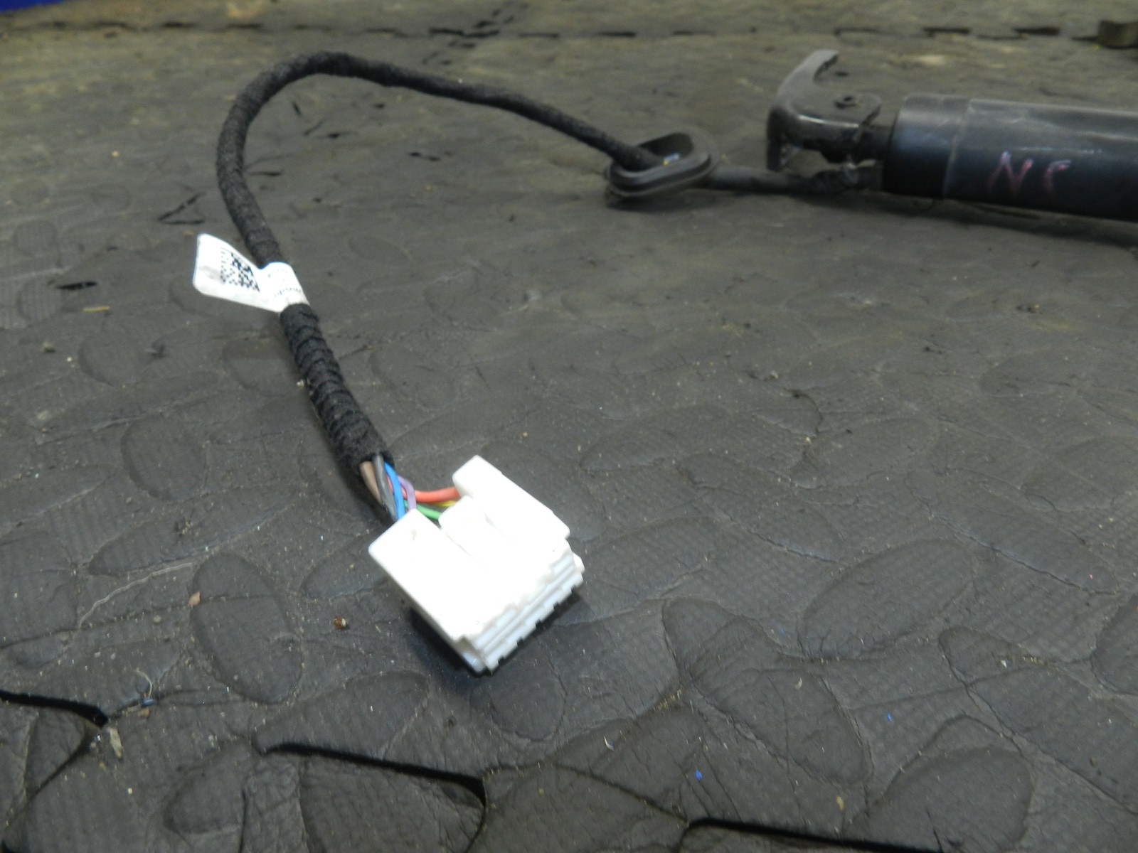 180. 2018 RENAULT KOLEOS MK2. PASSENGER SIDE BOOT LID TAIL GATE ELECTRIC STRUT - Image 3
