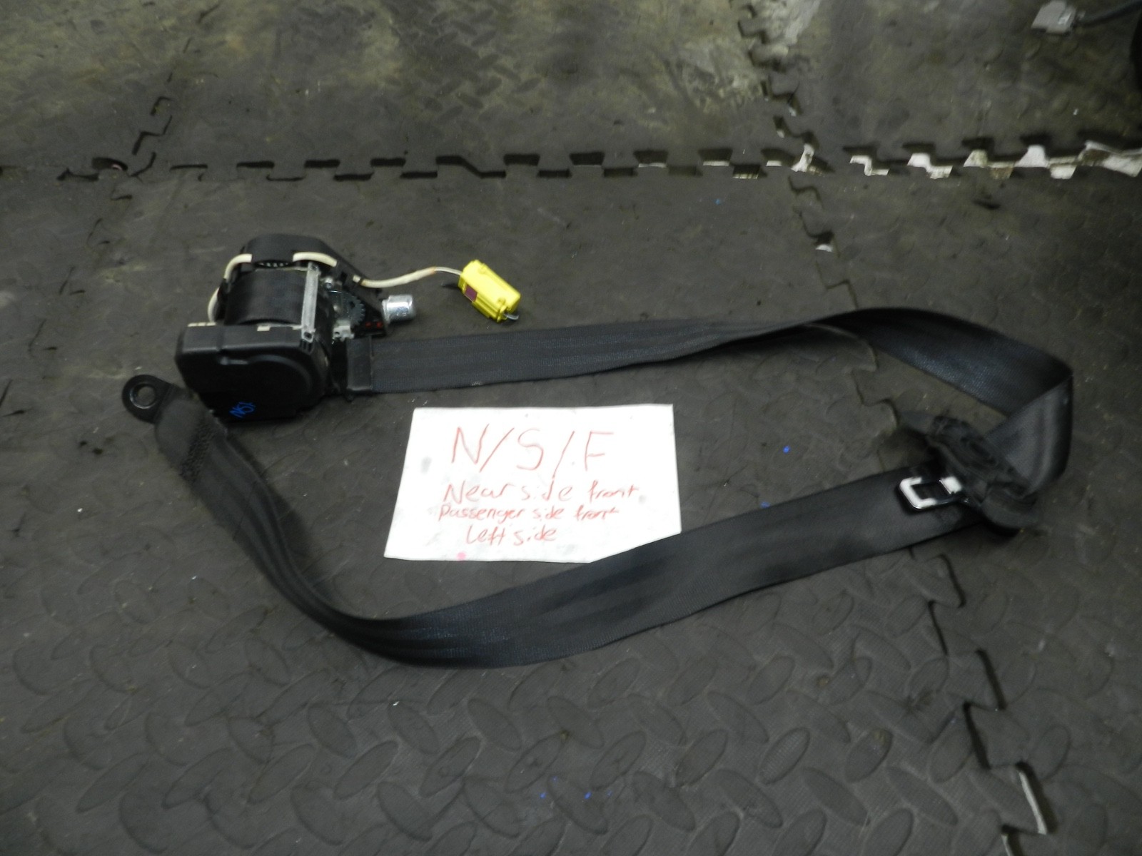 179. 2006 VOLKSWAGEN TOURAN. PASSENGER SIDE FRONT SEAT BELT