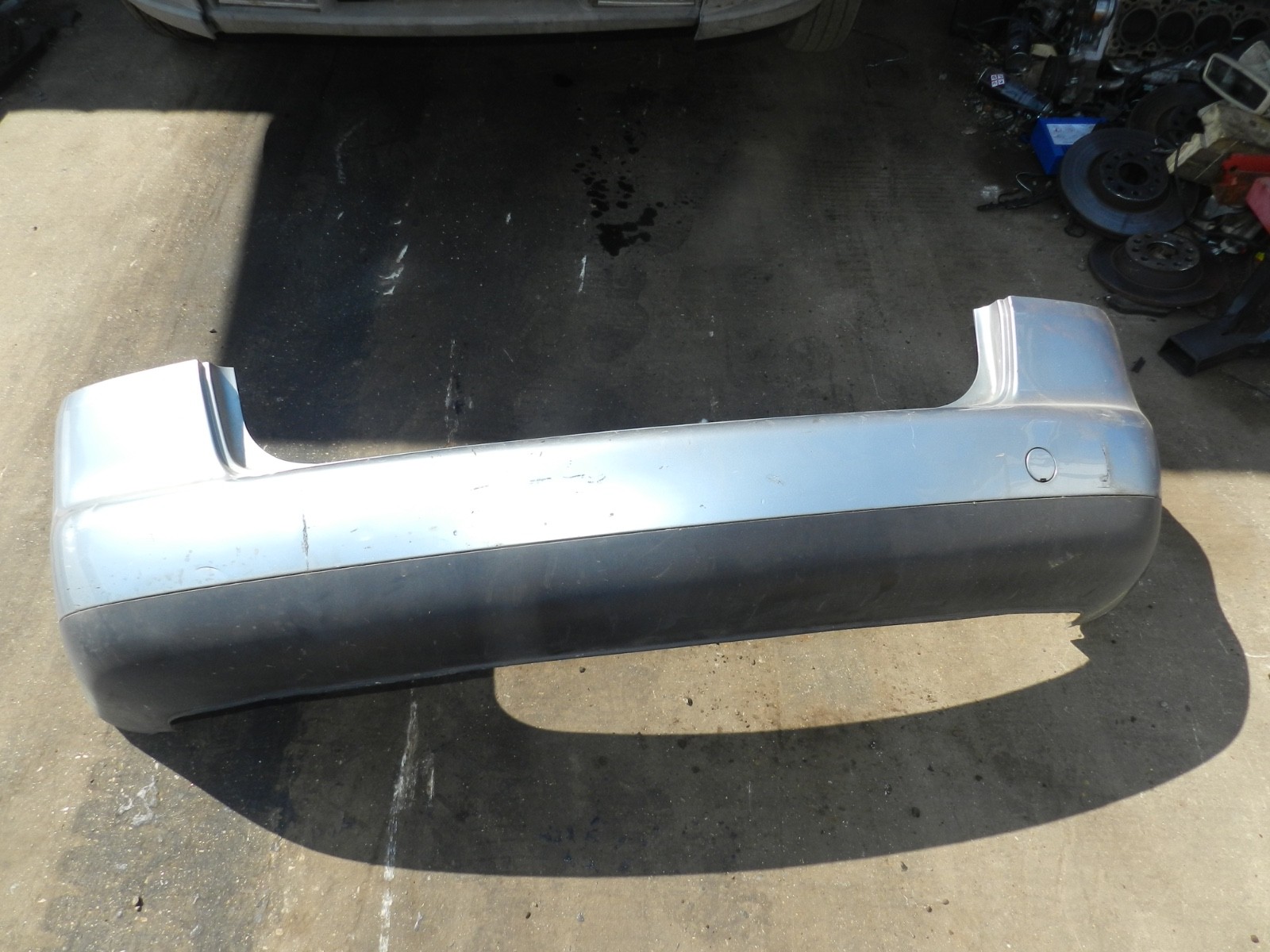 179. 2006 VOLKSWAGEN TOURAN. REAR BUMPER IN SILVER