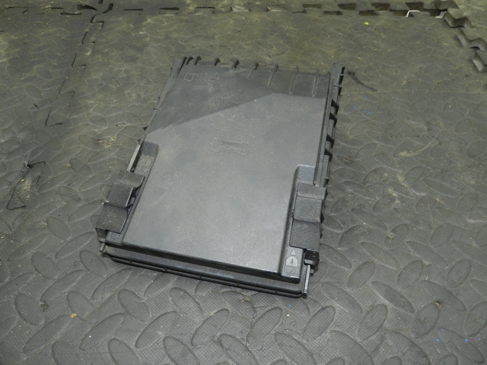 179. 2006 VOLKSWAGEN TOURAN. FUSE BOX BOARD COVER LID - Image 2