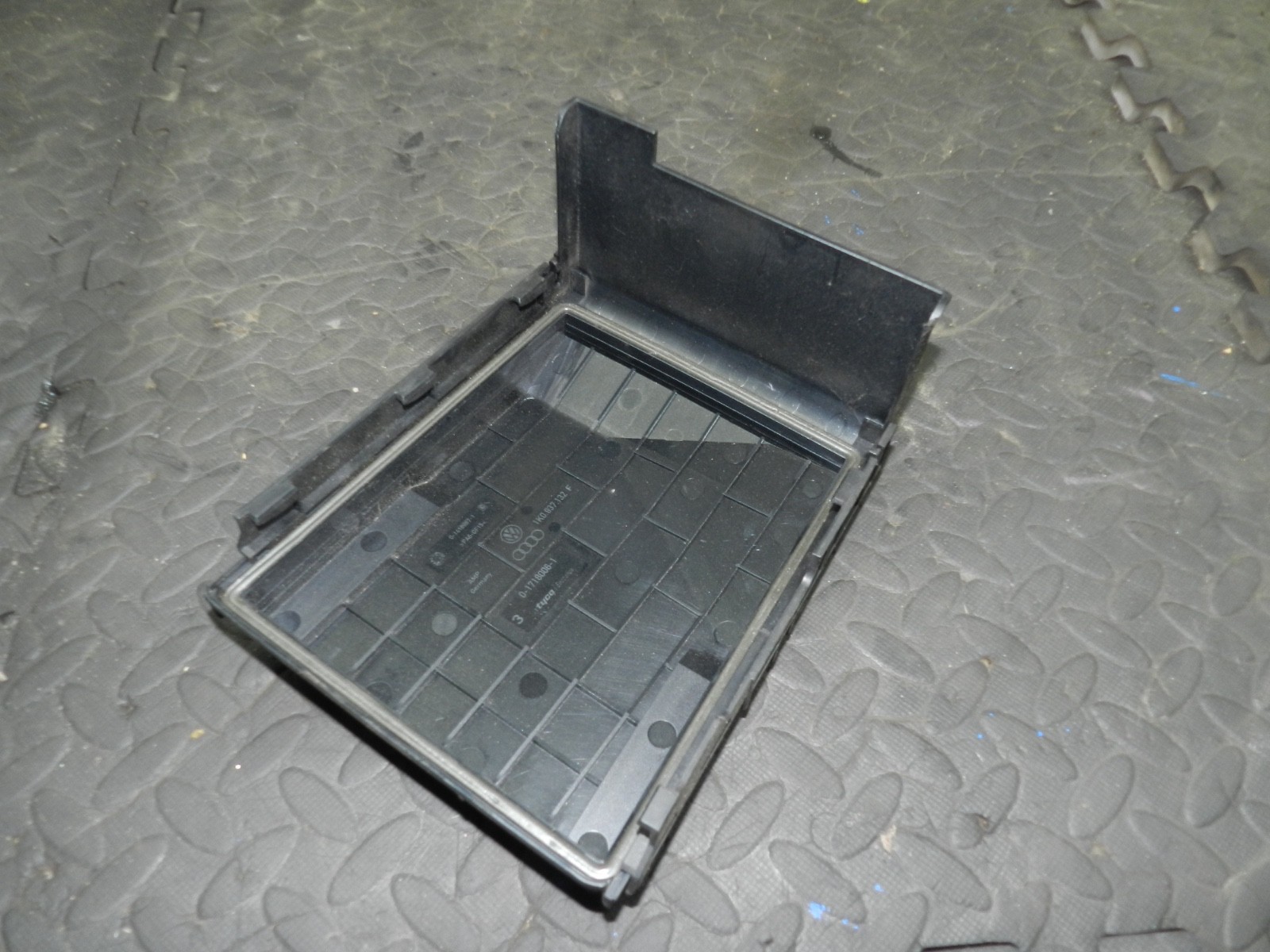179. 2006 VOLKSWAGEN TOURAN. FUSE BOX BOARD COVER LID - Image 4