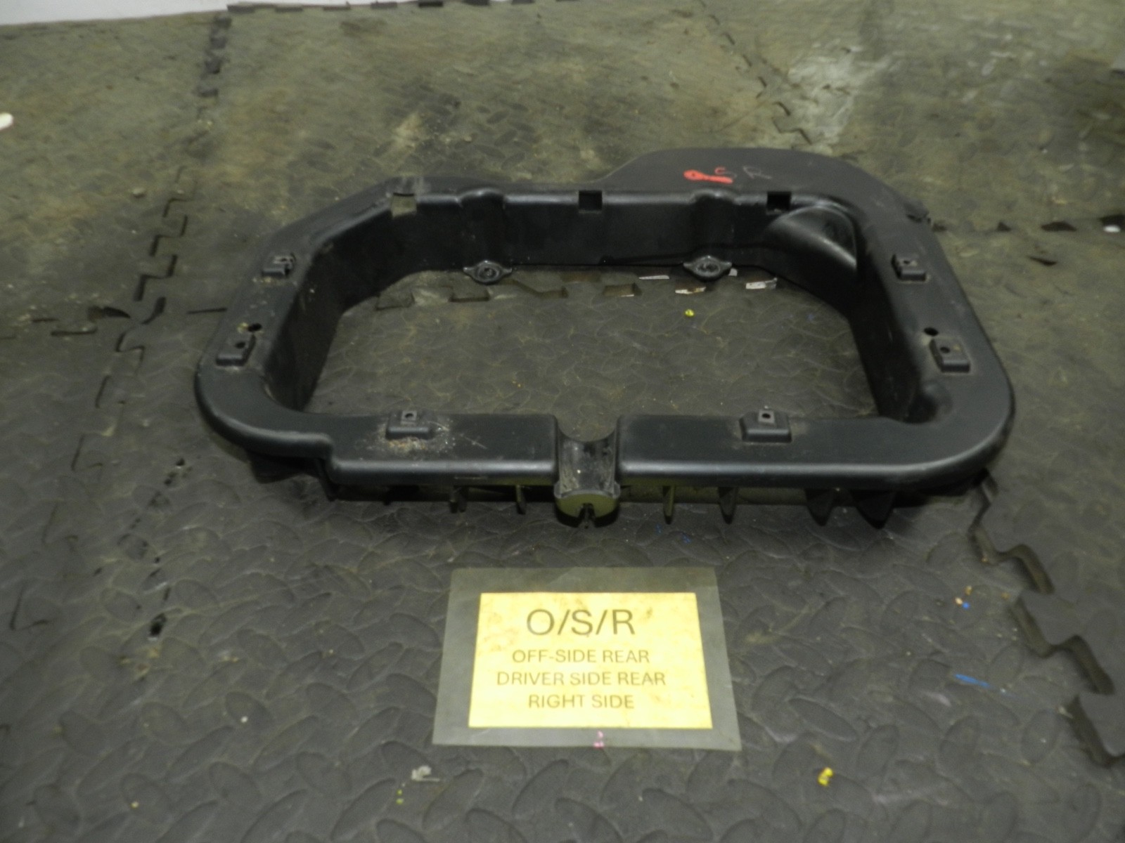 179. 2006 VOLKSWAGEN TOURAN. DRIVER SIDE REAR FLOOR STORAGE FRAME