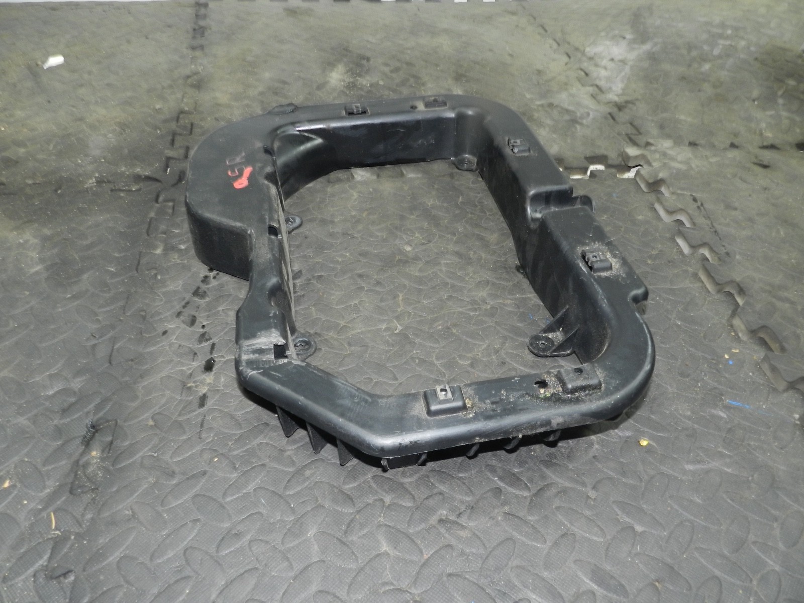 179. 2006 VOLKSWAGEN TOURAN. DRIVER SIDE REAR FLOOR STORAGE FRAME - Image 2