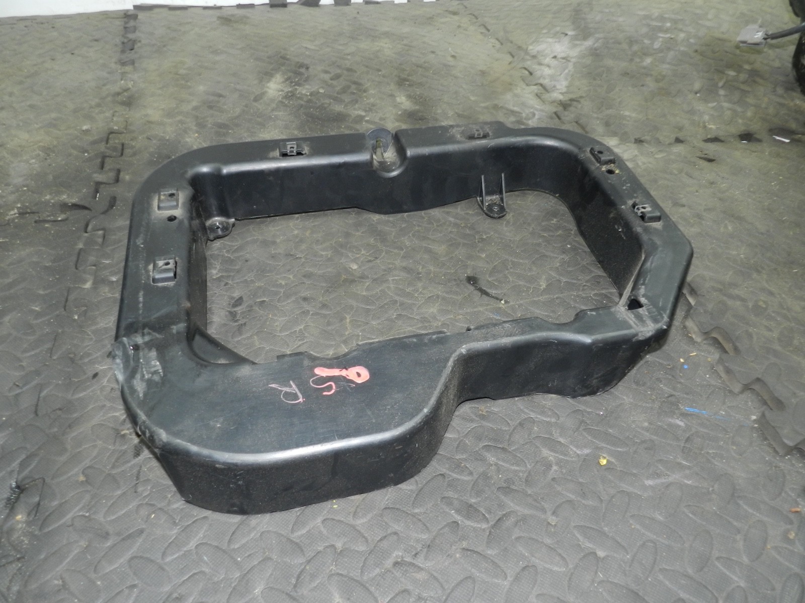 179. 2006 VOLKSWAGEN TOURAN. DRIVER SIDE REAR FLOOR STORAGE FRAME - Image 3