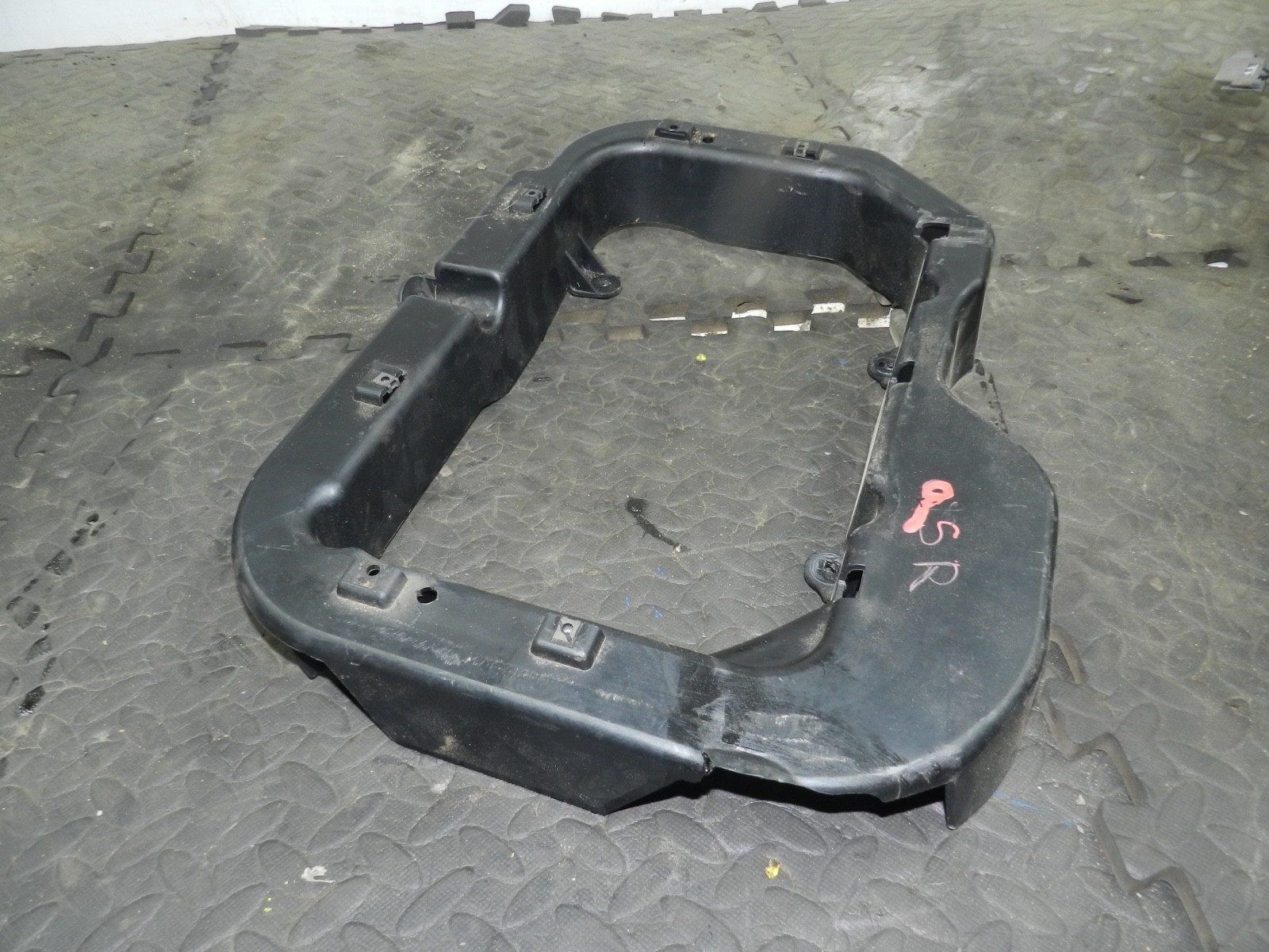 179. 2006 VOLKSWAGEN TOURAN. DRIVER SIDE REAR FLOOR STORAGE FRAME - Image 4