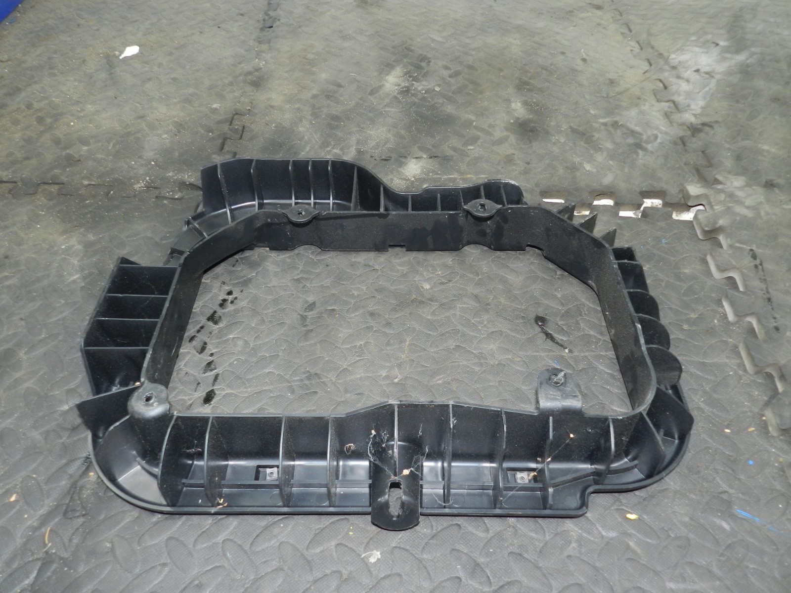 179. 2006 VOLKSWAGEN TOURAN. DRIVER SIDE REAR FLOOR STORAGE FRAME - Image 5