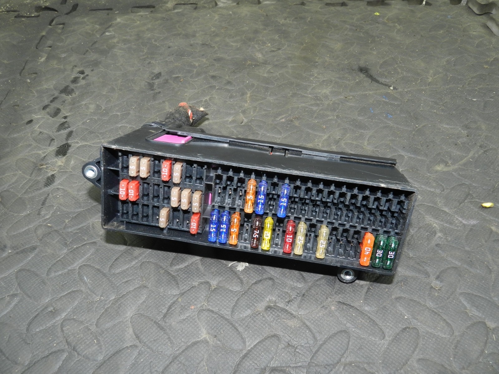 179. 2006 VOLKSWAGEN TOURAN. FUSE BOX BOARD