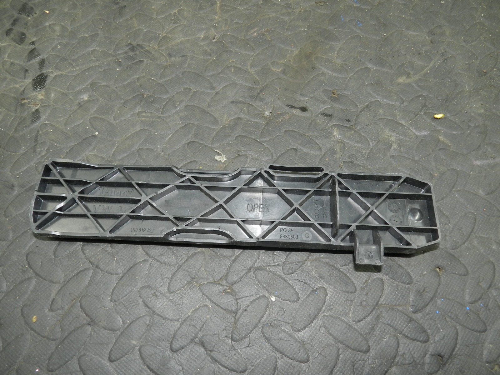 179. 2006 VOLKSWAGEN TOURAN. CABIN POLLEN FILTER COVER LID - Image 2