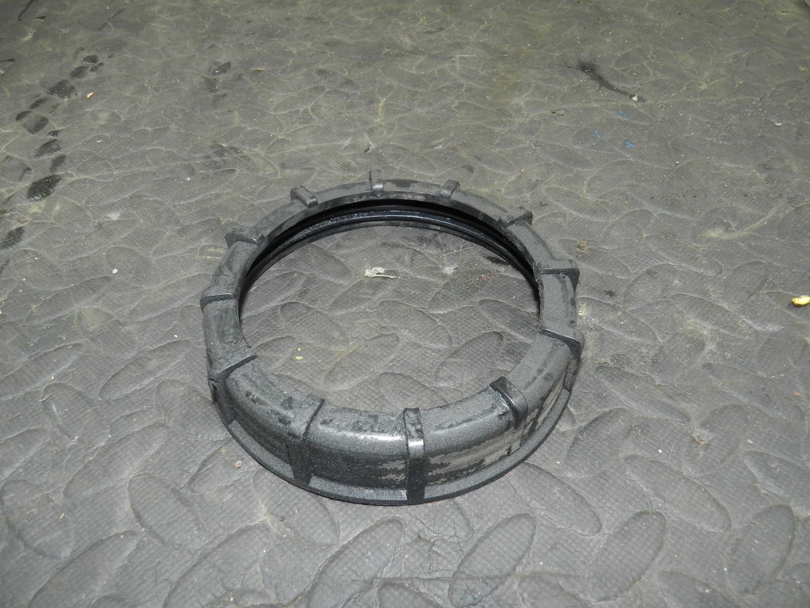 179. 2006 VOLKSWAGEN TOURAN. FUEL PUMP SECURE RING - Image 2