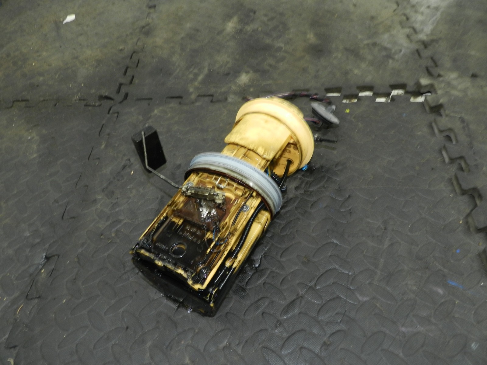 179. 2006 VOLKSWAGEN TOURAN. DIESEL FUEL PUMP IN TANK