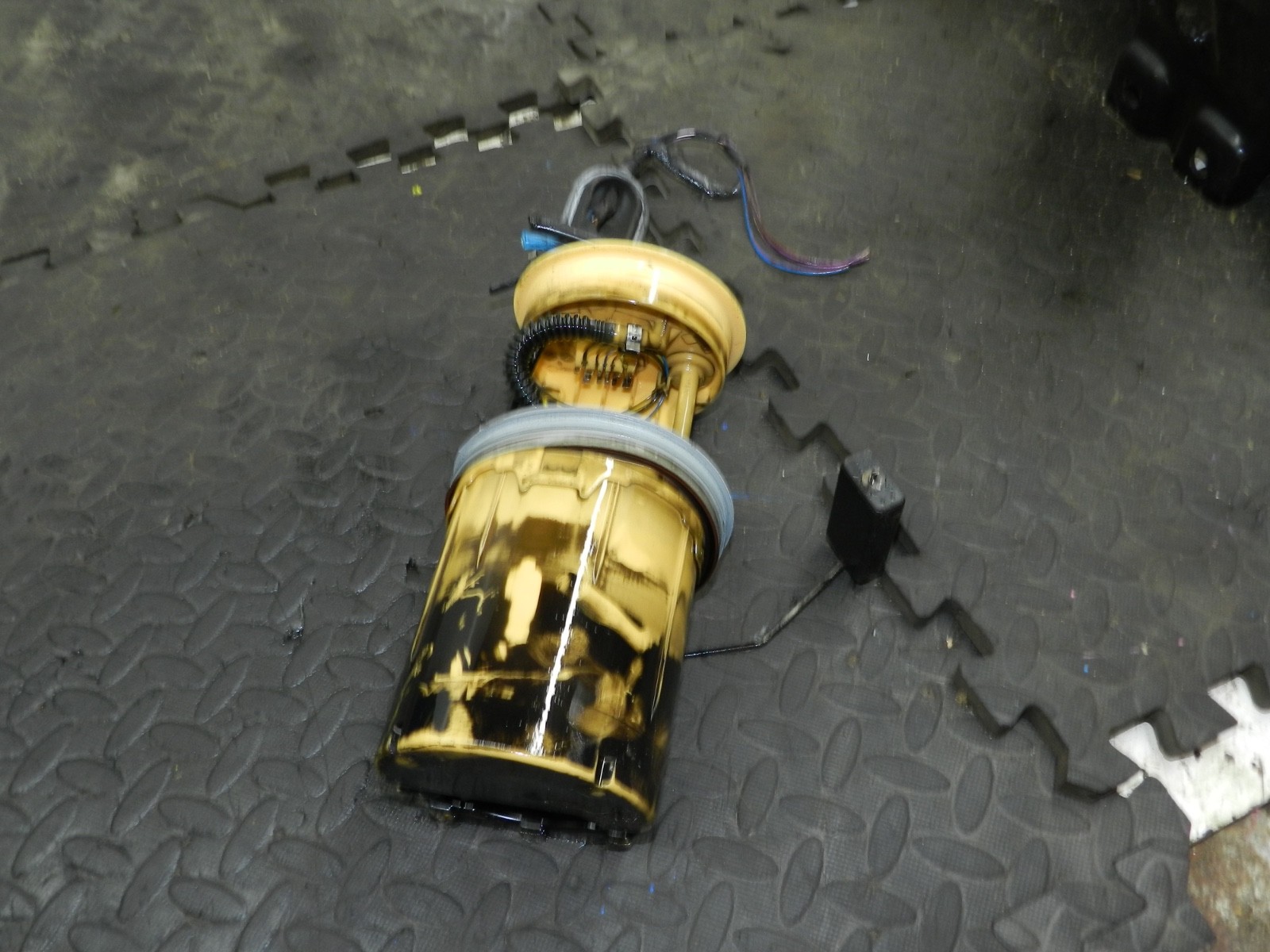 179. 2006 VOLKSWAGEN TOURAN. DIESEL FUEL PUMP IN TANK - Image 2