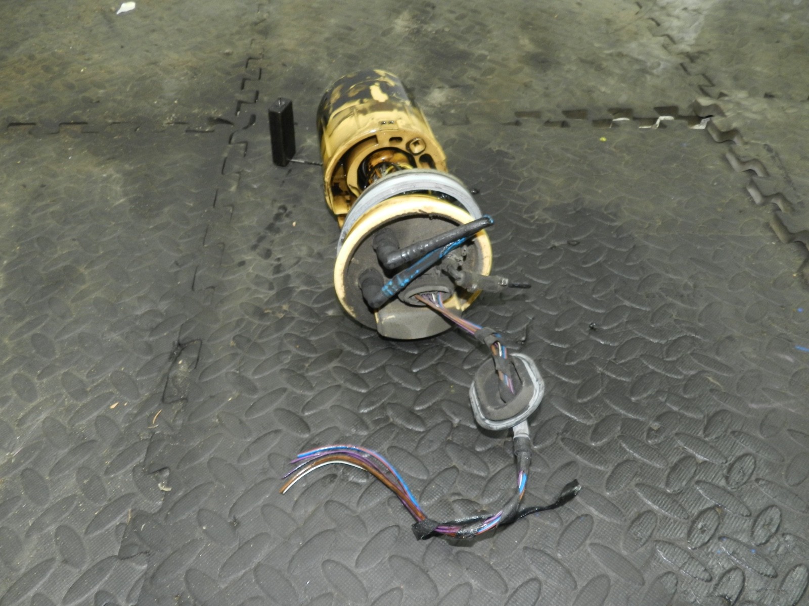 179. 2006 VOLKSWAGEN TOURAN. DIESEL FUEL PUMP IN TANK - Image 3