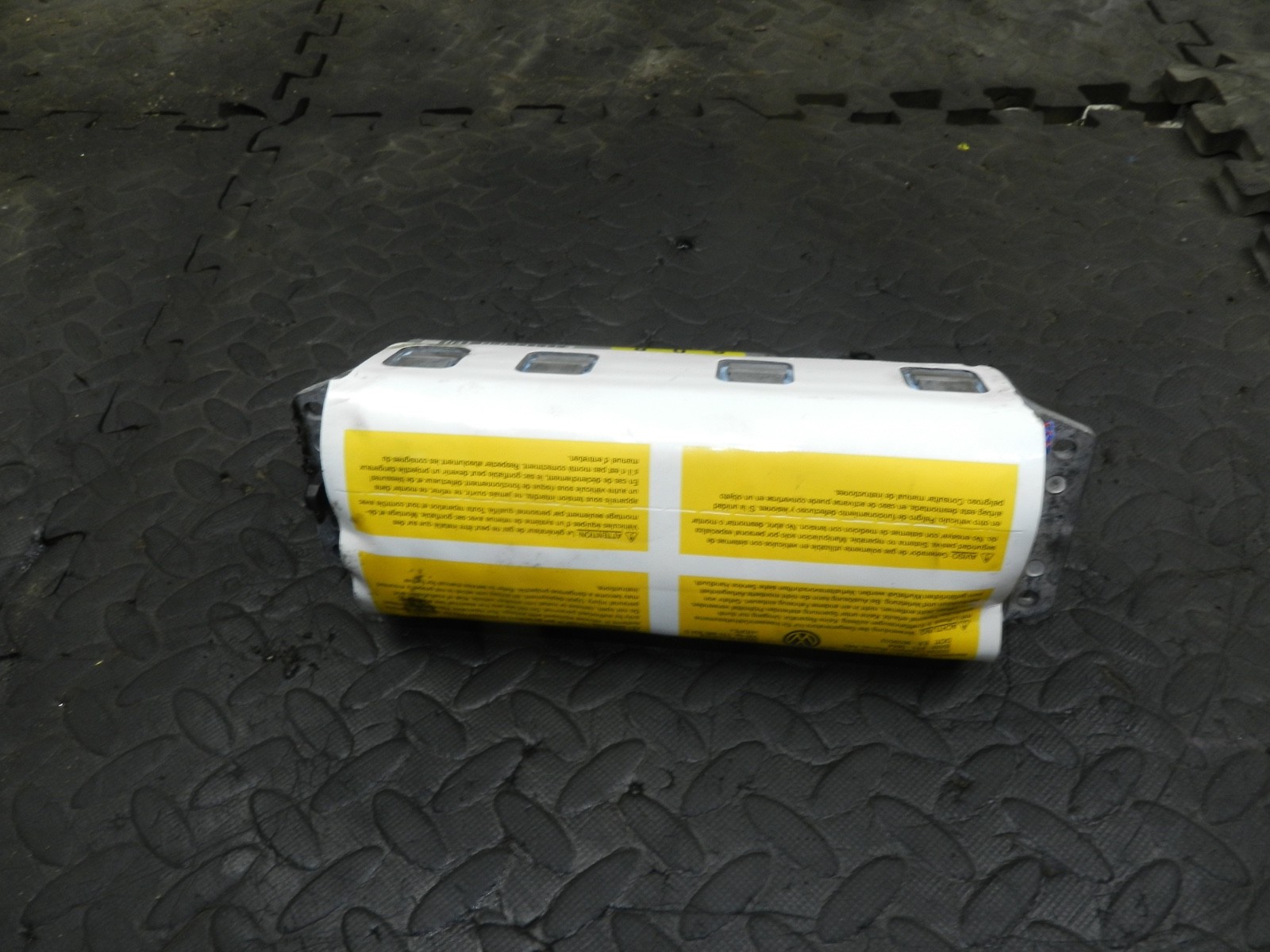 179. 2006 VOLKSWAGEN TOURAN. PASSENGER SIDE AIR BAG