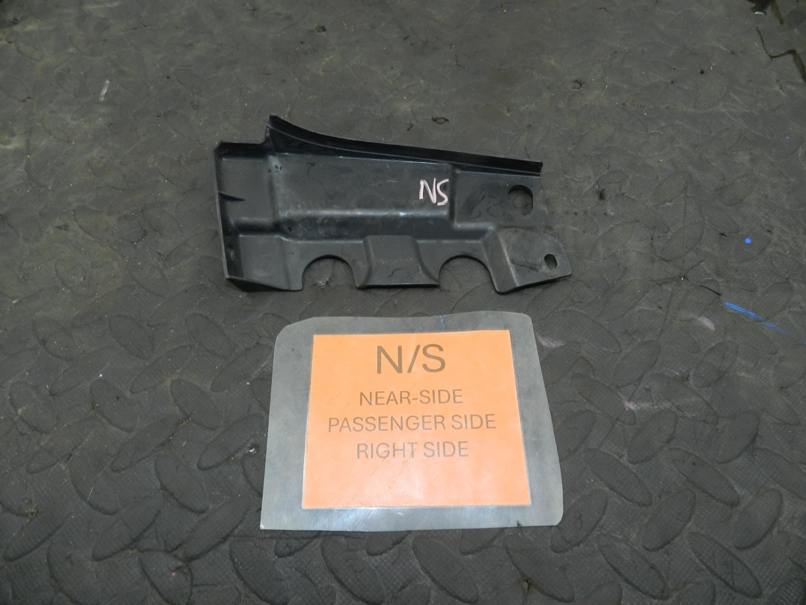 179. 2006 VOLKSWAGEN TOURAN. PASSENGER SIDE PLASTIC TRIM