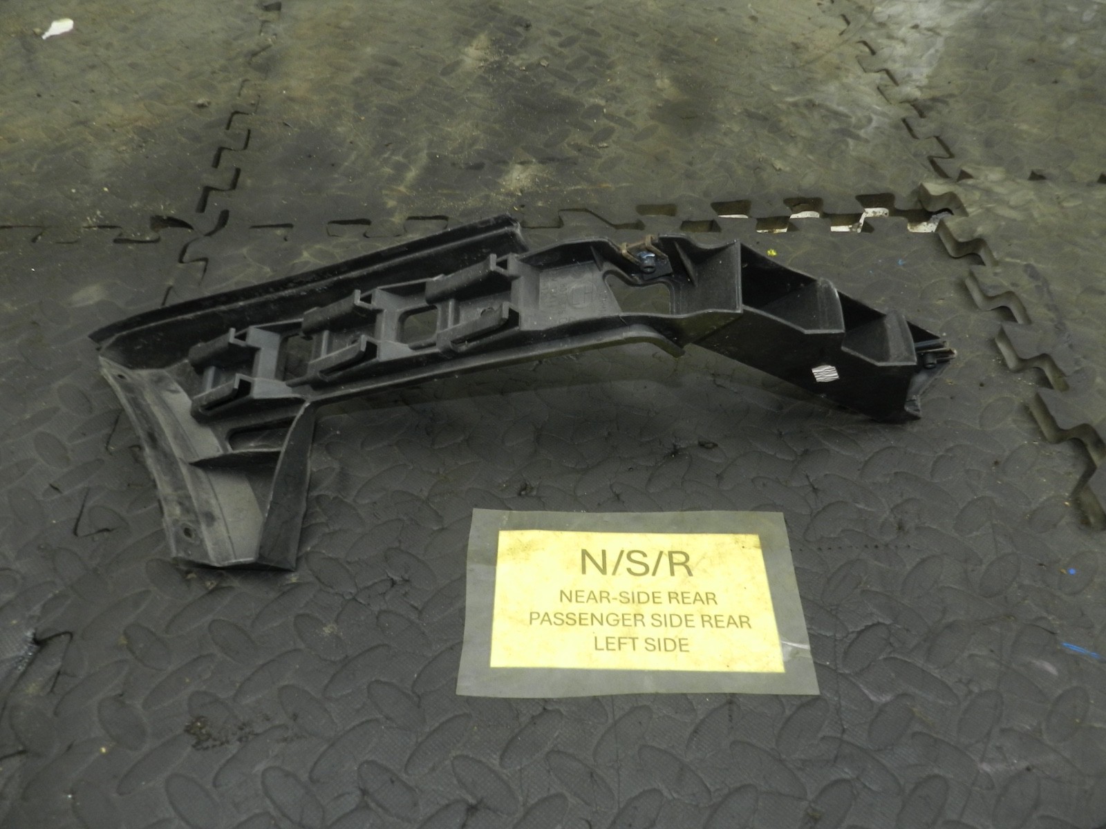 179. 2006 VOLKSWAGEN TOURAN. PASSENGER SIDE REAR BUMPER FRAME MOUNT